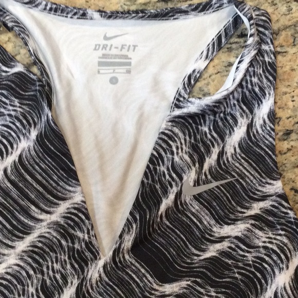 Nike NWT womens size small tank - Picture 2 of 6